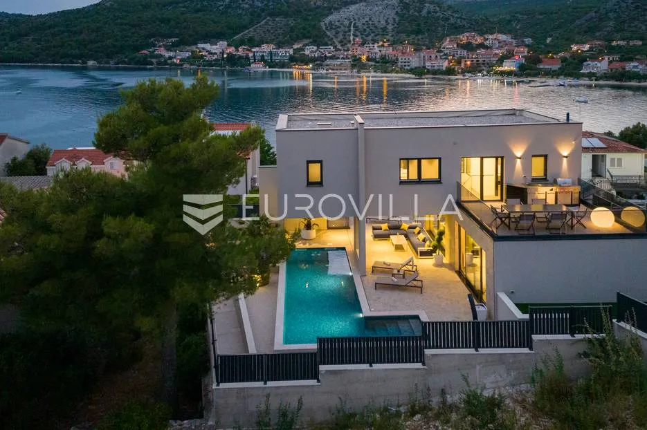 trogir okolica, moderna vila s bazenom blizu mora - slika 3