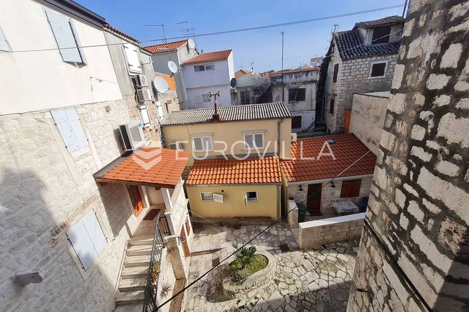 trogir, kamena kuća s vrtom i parkingom, blizu mora - slika 13