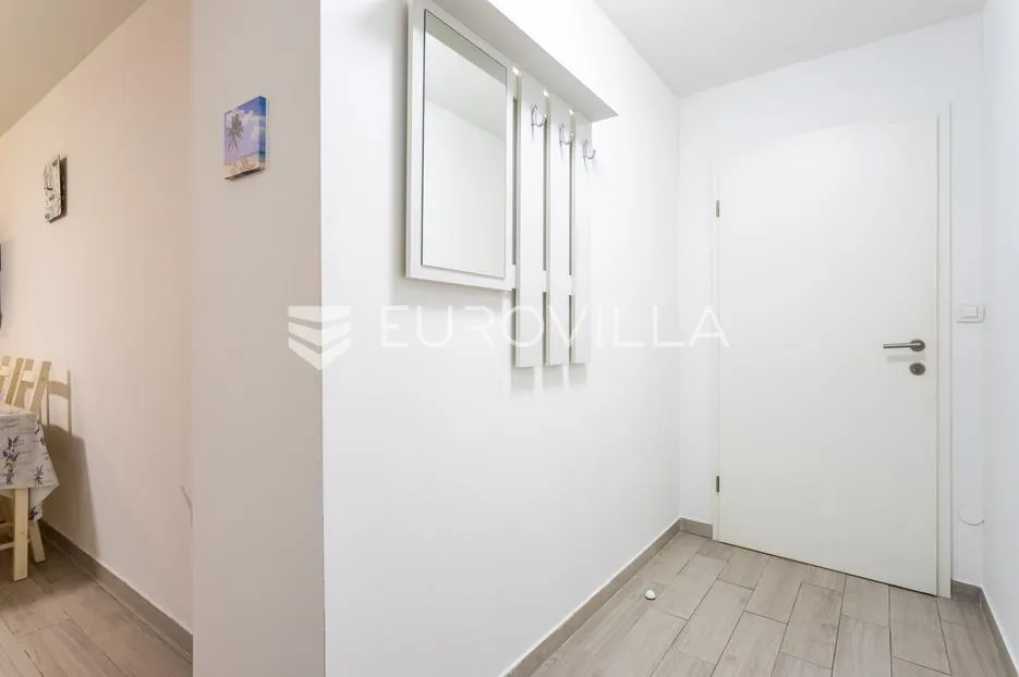 split, bol, dva namještena studio apartmana u centru grada - slika 31