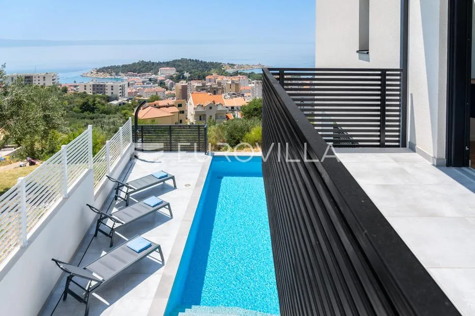 Makarska, dvoetažni trosoban stan, s bazenom