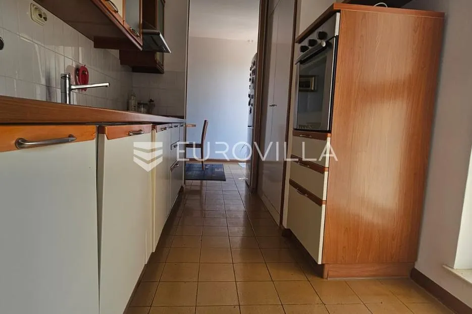 split, žnjan komforan trosoban stan od 99,8 m² južne orijentacije s pogledom na more - slika 9