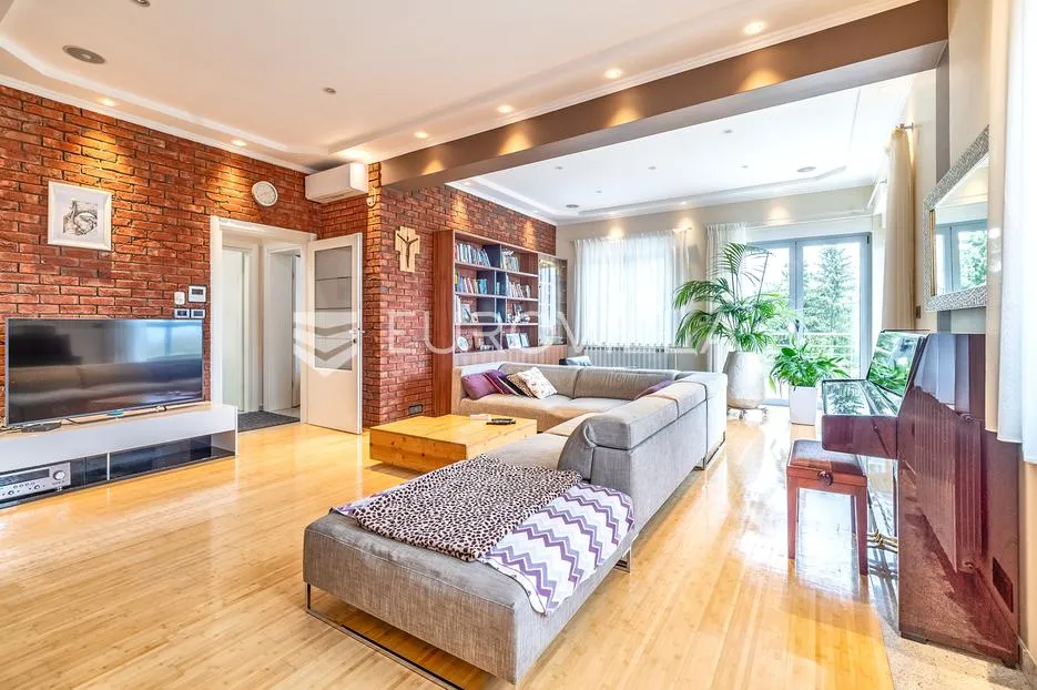 Sveta Nedjelja, Centar prekrasna samostojeća kuća 335 m² na parceli 763 m² - Sveta Nedelja