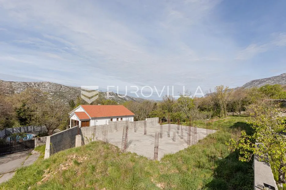 Crikvenica, Grižane, građevinsko zemljište od 574 m² za započetom gradnjom - Grižane-Belgrad