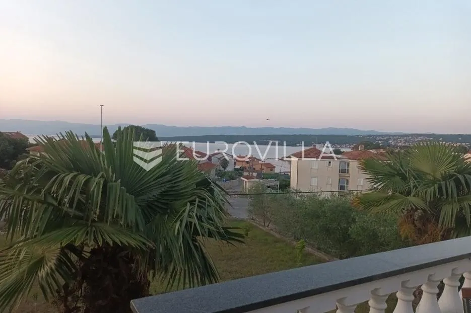 Krk, kuća s 5 apartmana, blizina mora, idealna za turizam, 150 m od mora - Vantačići, Malinska-Dubašnica
