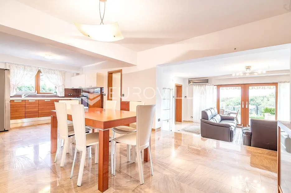 Zagreb, Podsused, obiteljska kuća NKP 450m2 s vanjskim bazenom