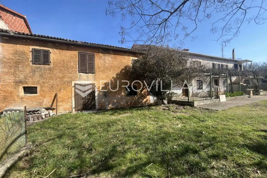 Kaštel, Plovanija velika stara samostojeća kuća - stancija - Plovanija, Buje