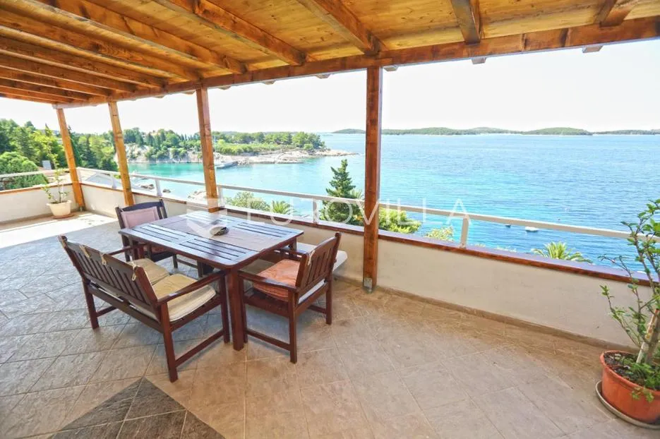 Hvar, jedinstvena nekretnina na prekrasnoj poziciji 1.red uz more