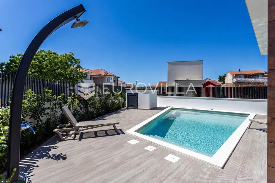 vodice, luksuzna vila s bazenom, novogradnja, parcela 480 m² - slika 3