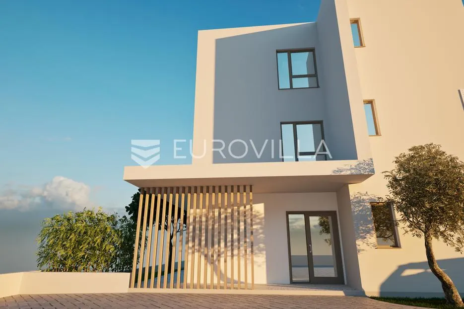 vodice, prostran stan s bazenom i dvorištem, 165,37 m² - slika 2