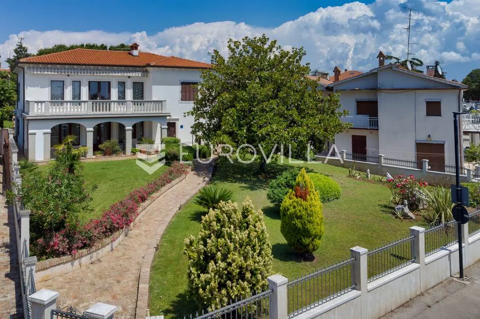 istra, umag - unikatna villa nkp 400 m2 na svega 30 m od mora - slika 53