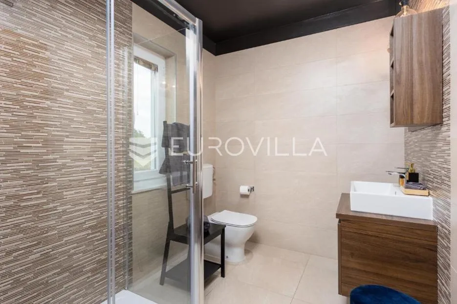 istra, svetvinčenat, moderna i elegantna vila 230 m², na uređenoj okućnici - slika 14