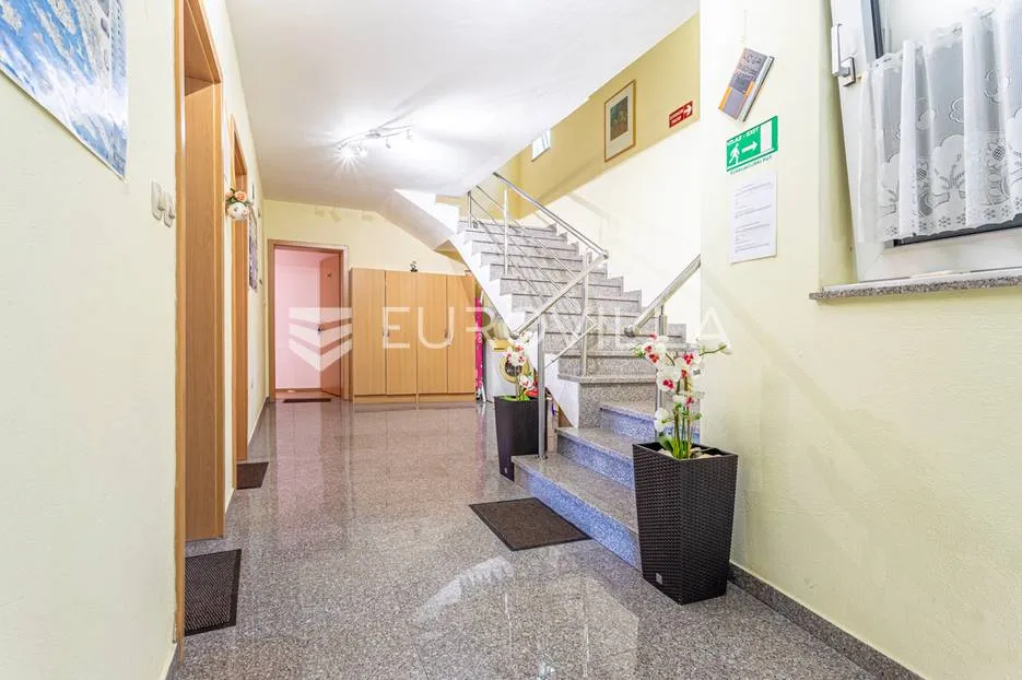 omiška rivijera- lokva rogoznica, apartmanska kuća s 8 stanova, udaljena 300 m od mora. - slika 17
