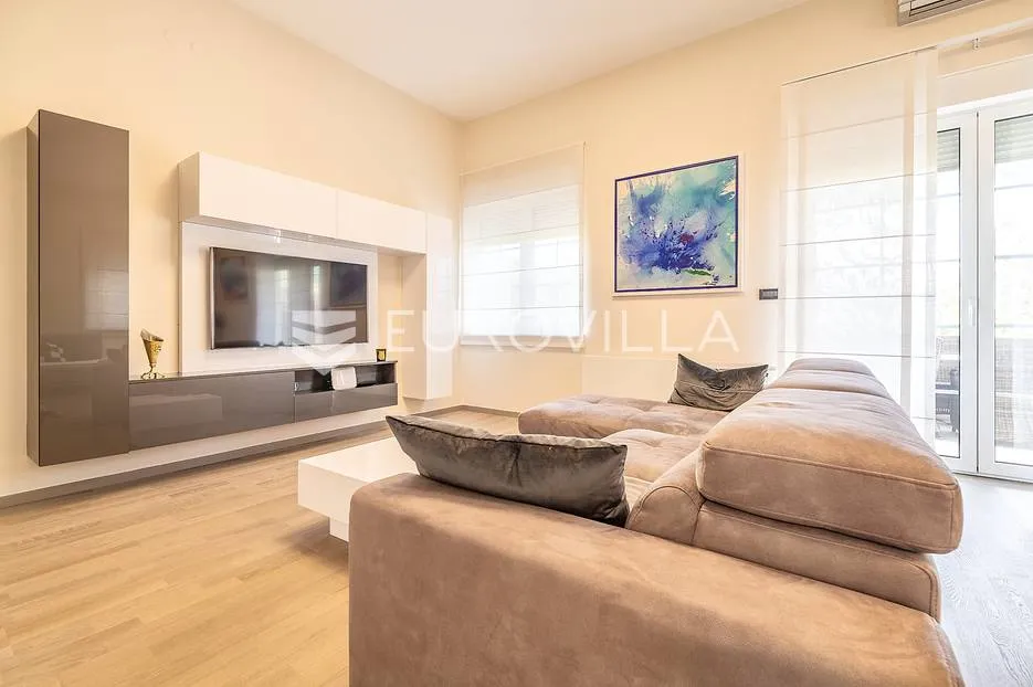 zagreb, jelekovići, prekrasna vila nkp 303,5 m2 na parceli 1786 m2 - slika 10