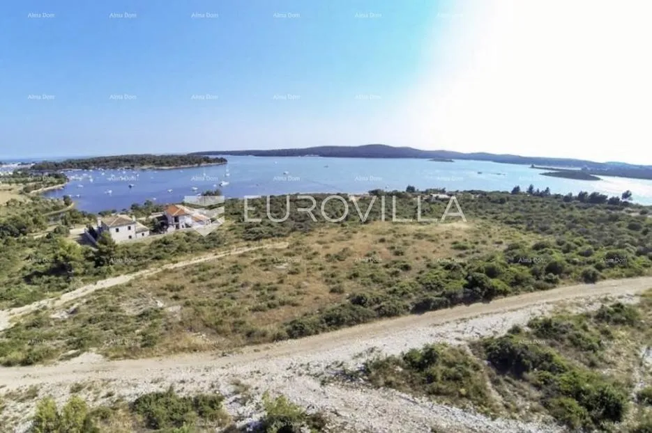Istra, Medulin, atraktivno građevinsko zemljište 500 m2 u blizini plaža za prizemlje+ 2 kata
