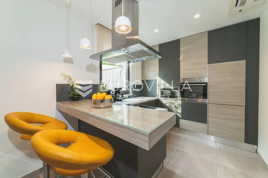 trogir, luksuzna vila s bazenom, nkp 368 m2 - slika 24
