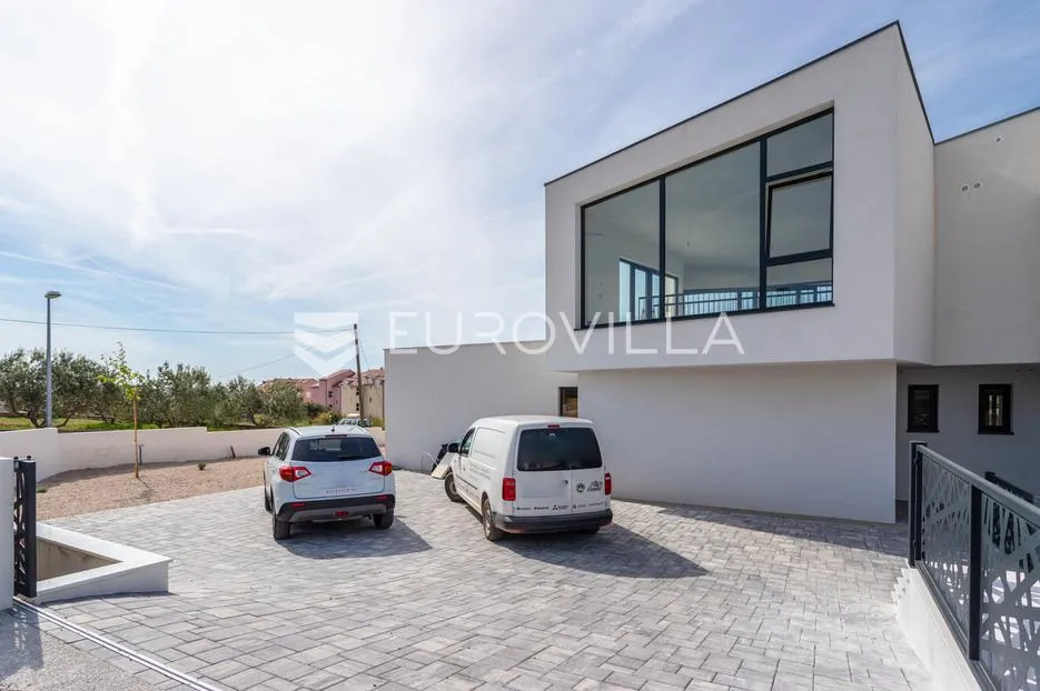 vodice, moderan dvojni objek s bazenom - slika 15
