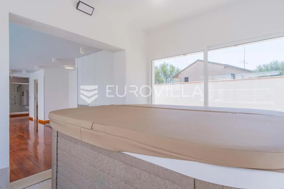 istra, poreč, unikatna dizajnerska vila s dodatnim apartmanom, wellnessom i grijanim bazenom - slika 16