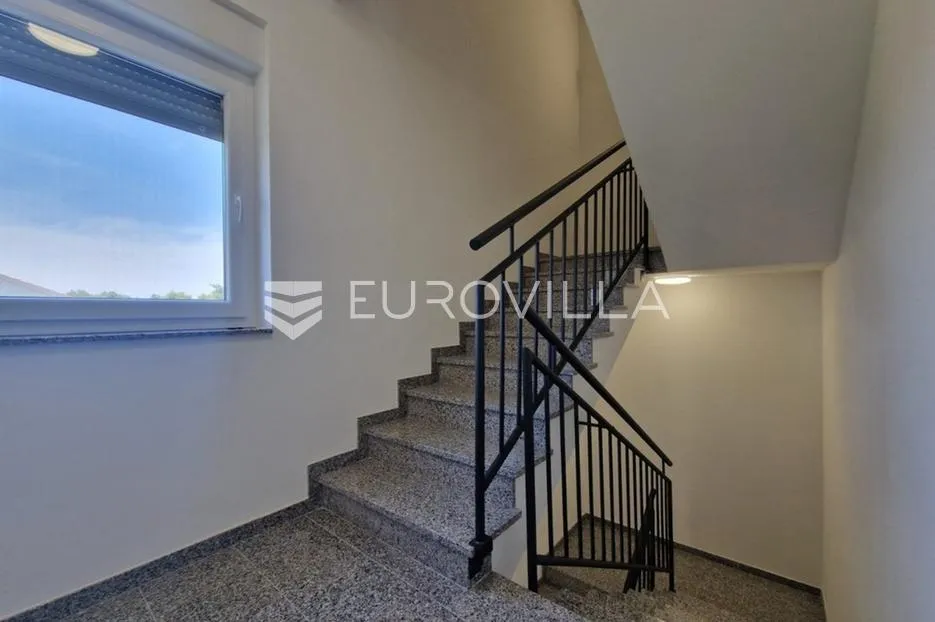 vir, komforan trosoban apartman u centru otoka s pogledom na more i krovnom terasom - slika 12
