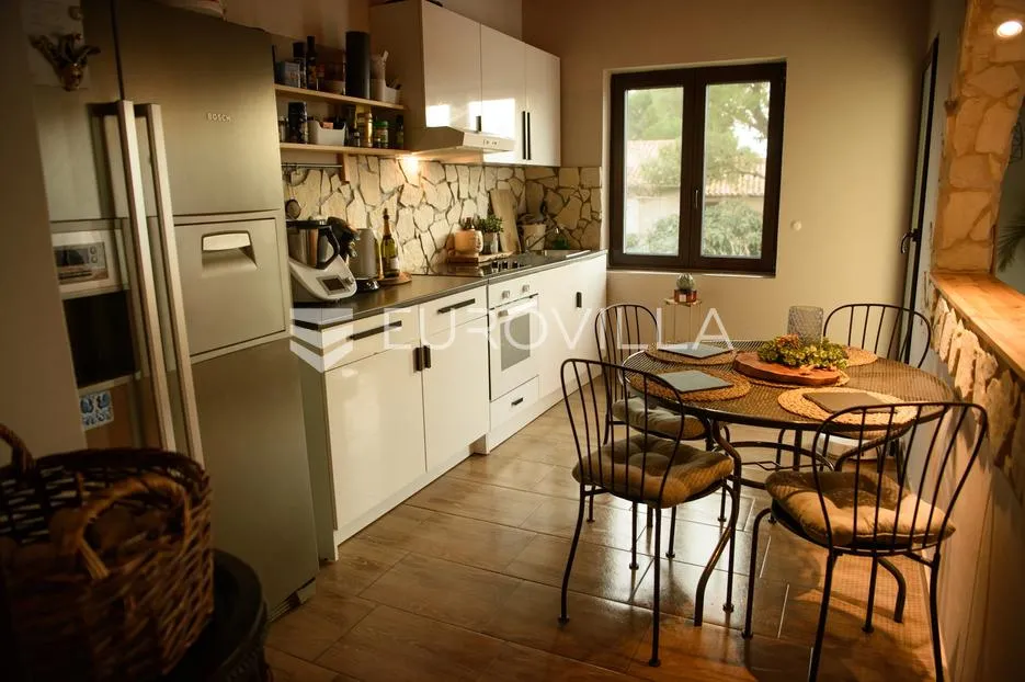 istra, premantura, kuća sa 6 apartmana, bazenom i saunom, pogled more - slika 3