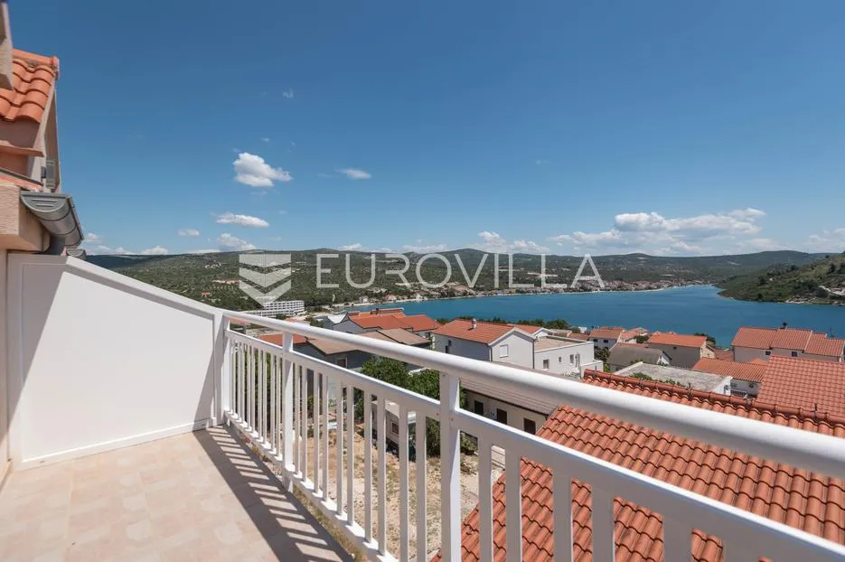 Rogoznica, apartmanska kuća sa sedam stambenih jedinica, pogledom na more i Rogoznicu