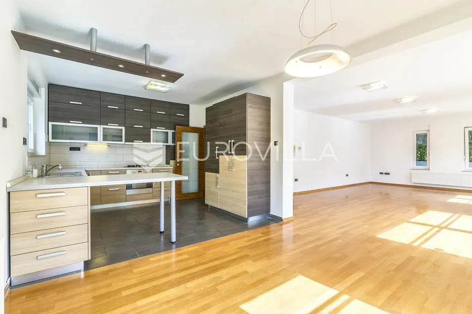 zagreb, šestine, prekrasna kuća s velikim vrtom i bazenom 300 m2 - slika 4