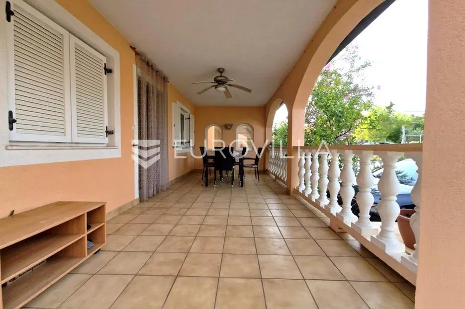 vir, samostojeća kuća, 130 m od plaže s dva odvojena apartmana - slika 4