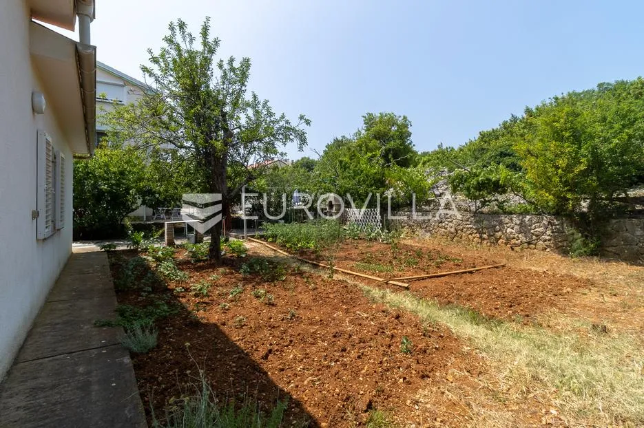 krk, kuća s tri stambene jedinice i velikom okućnicom u centru - slika 40