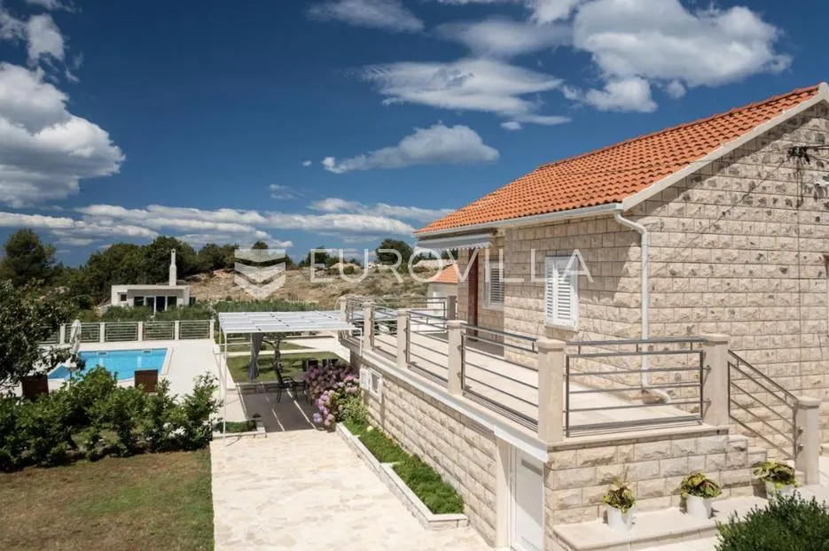 brač, donji humac, tri šarmantna objekta s bazenom na zemljištu od 1780 m² - slika 4