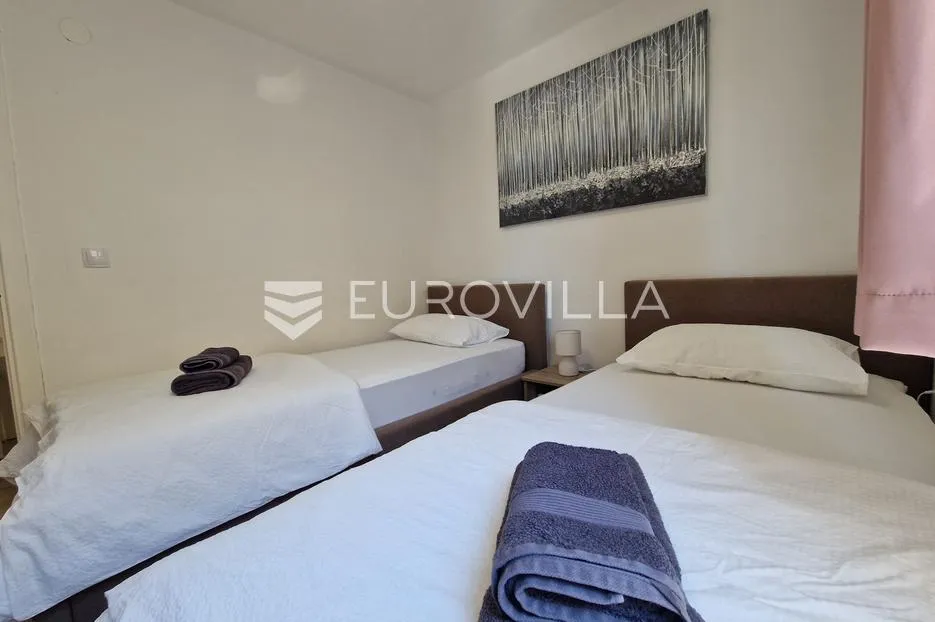 vir, simpatičan trosoban apartman svega 80 m od plaže s prostranom terasom - slika 34