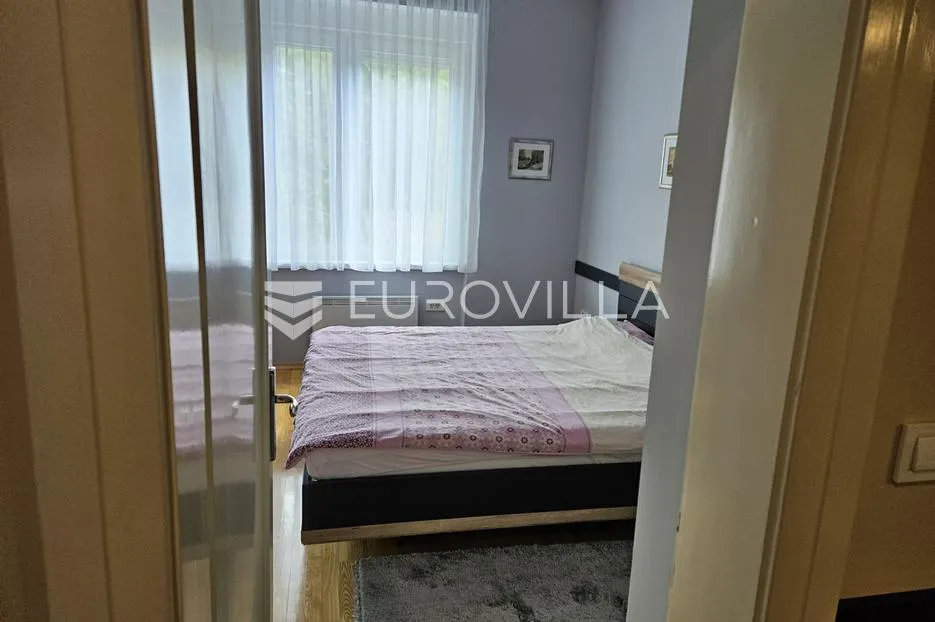 osijek, centar, najam uređenog četverosobnog stana površine 94 m² - slika 12