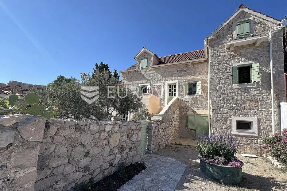 prvić luka, djelomično renovirana kamena kuća, prvi red do mora, 298 m² - slika 5