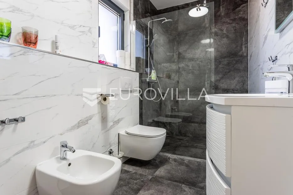 vodice, srima prekrasan penthouse, 50 metara od mora - slika 14