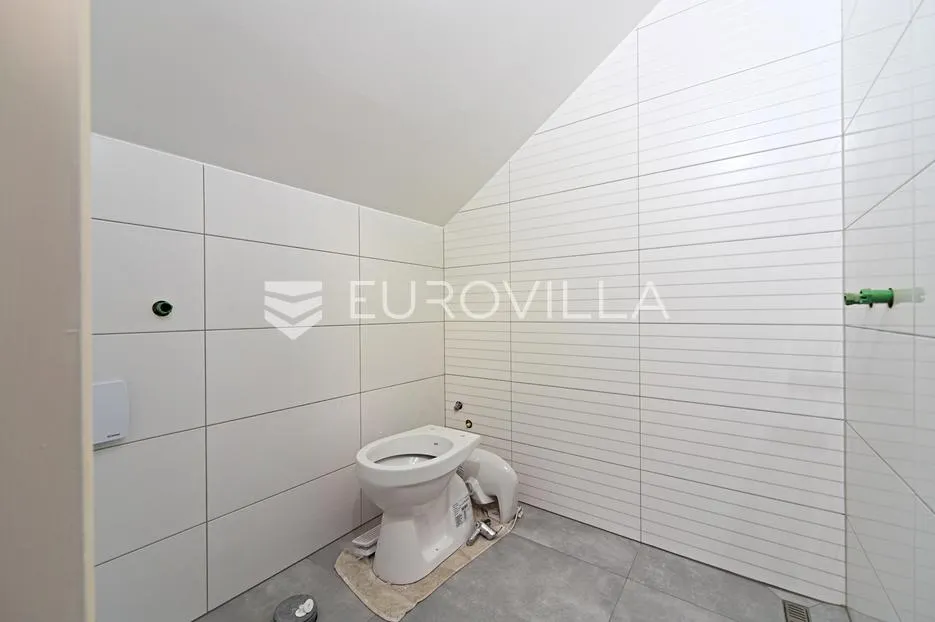 osijek, gornji grad, potuno renovirani dvoetažni stan površine 70 m² - slika 11