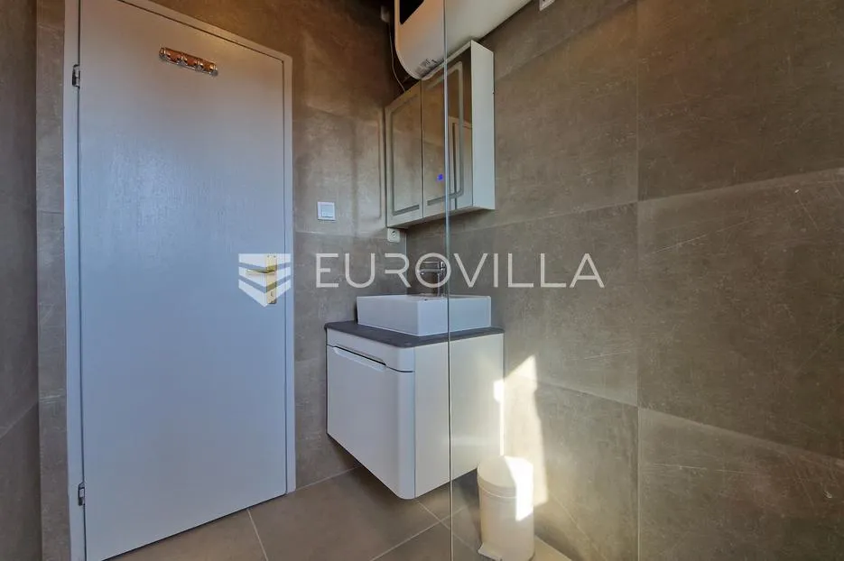 vir, 120 m od plaže, trosobni renovirani apartman s pogledom na more - slika 18