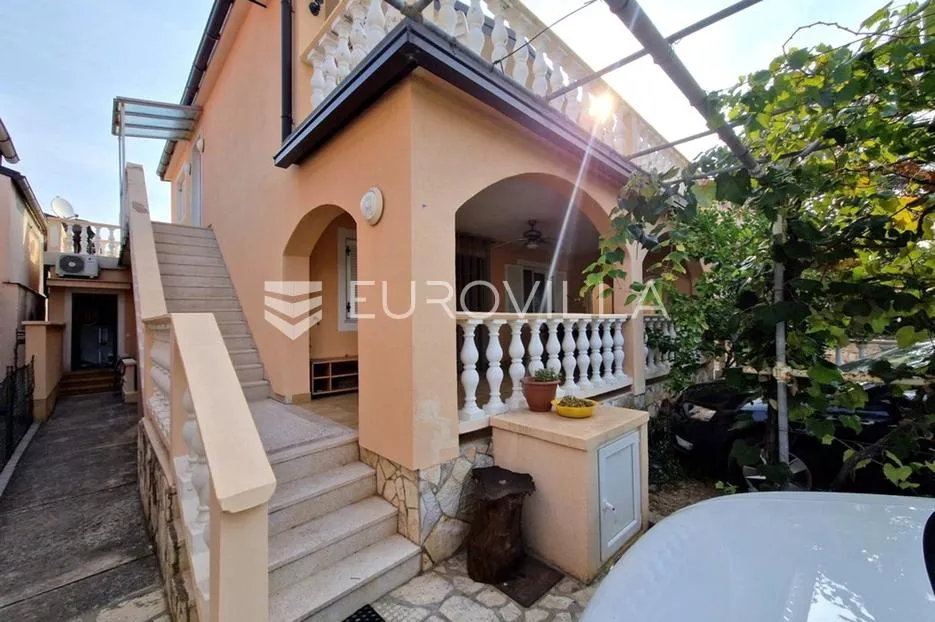 Vir, samostojeća kuća, 130 m od plaže s dva odvojena apartmana