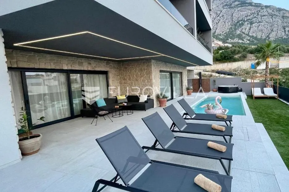 makarska, moderna vila s tri stambene jedinice - slika 11