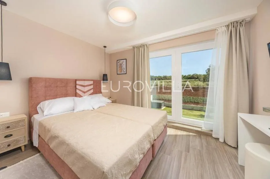 istra, poreč, luksuzna vila 244 m2 s bazenom i velikom uređenom okućnicom, pogled na more - slika 24