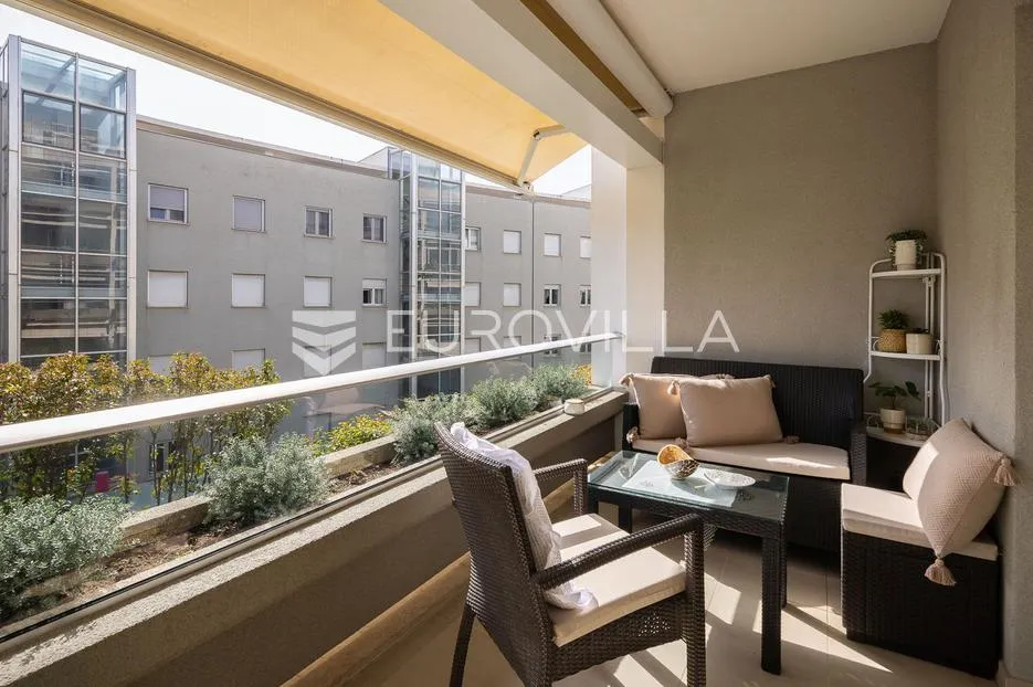split, firule, luksuzan dvosoban stan 82m2, parking, do 1.6.2026. - slika 3