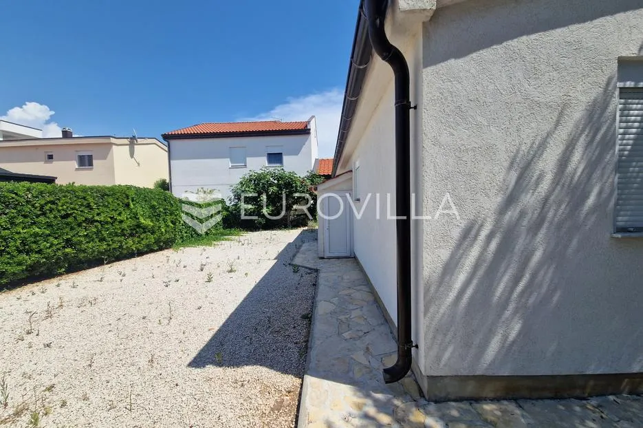 vir, kuća s dva apartmana, 6 spavaćih soba i velikim privatnim dvorištem - slika 39