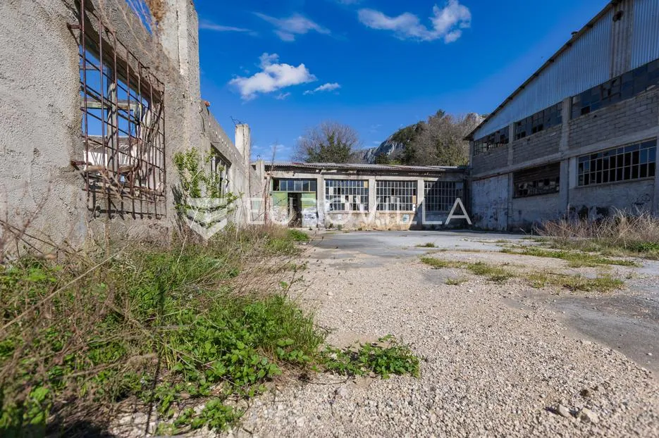 industrijski kompleks s više hala na atraktivnoj lokaciji, ukupna površina: 3452 m - slika 19