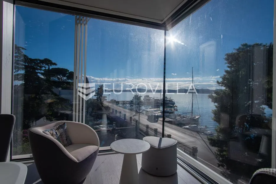 zadar, prvi red uz more — luksuzna dizajnerska vila s rooftop terasom - slika 6
