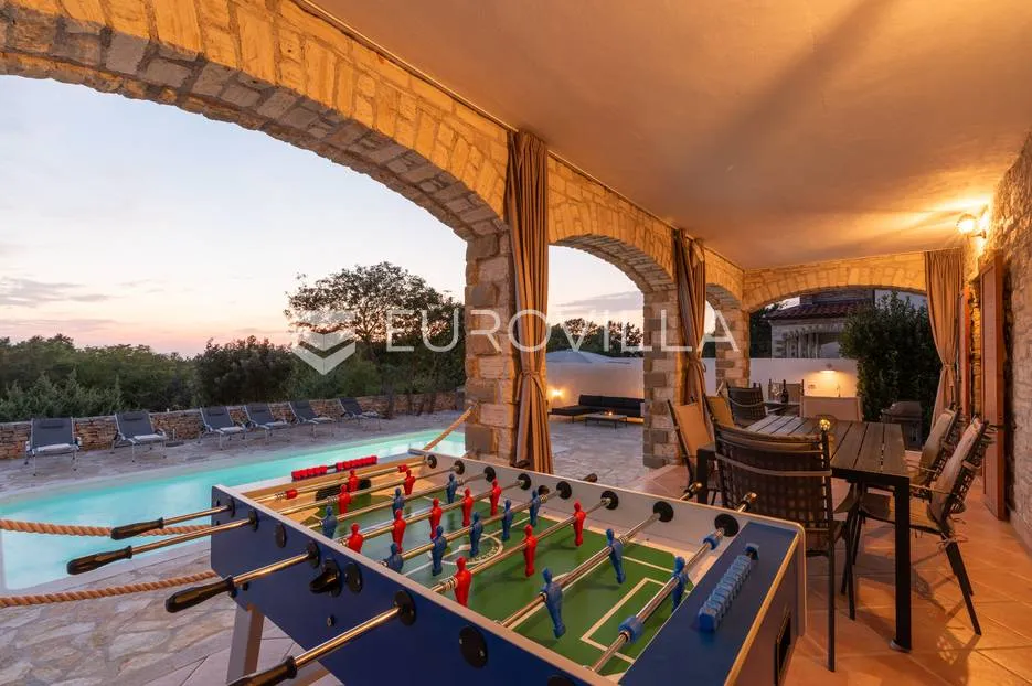 istra, svetvinčenat, prekrasna kamena katnica s bazenom 32 m² i jacuzzijem, 155 m² - slika 11