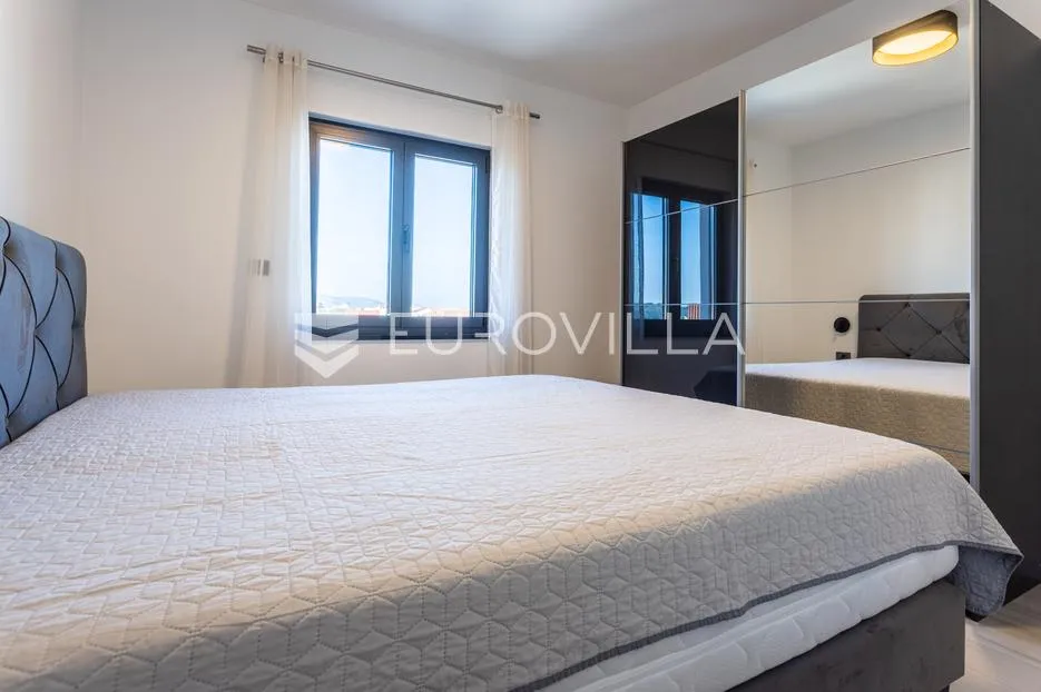 vodice, srima prekrasan penthouse, 50 metara od mora - slika 12
