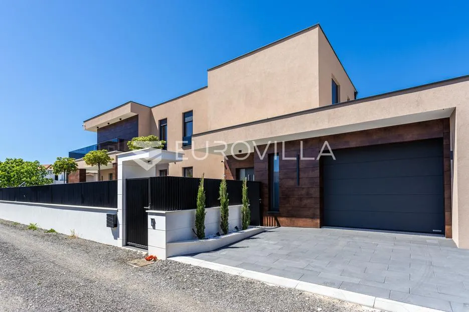 vodice, luksuzna vila s bazenom, novogradnja, parcela 480 m² - slika 33