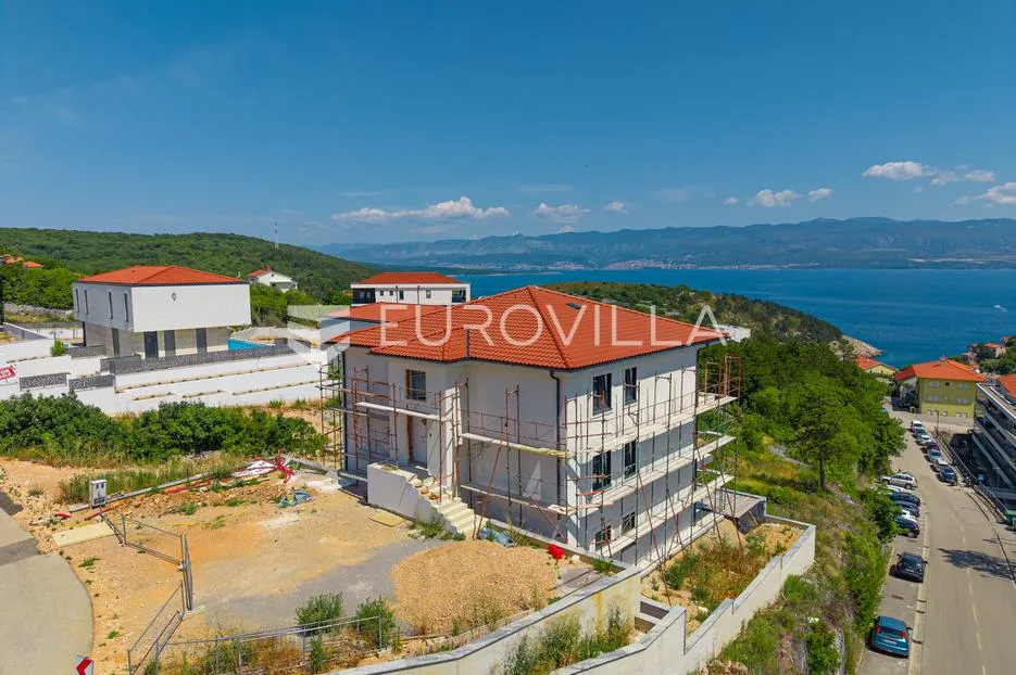 otok krk, vrbnik, moderan stan s pogledom na more, dodatnim studio prostorom i okućnicom - slika 10