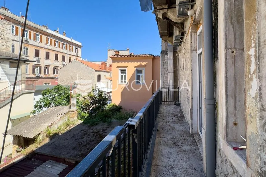 istra, pula, u centru grada moderno opremljen trosobni stan 85 m² - slika 4
