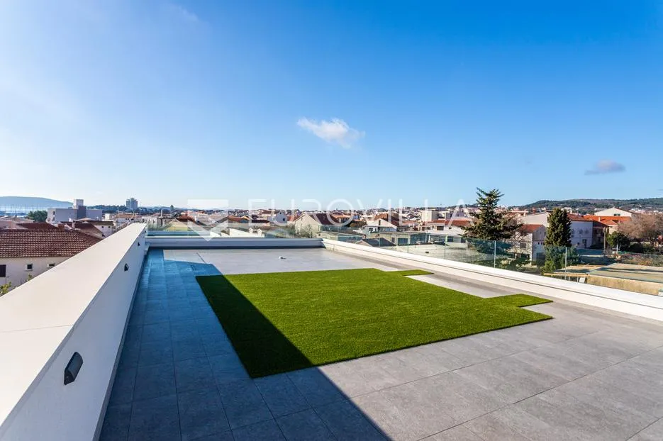 vodice, novogradnja, penthouse s krovnom terasom i pogledom na more, 137,93 m² - slika 16