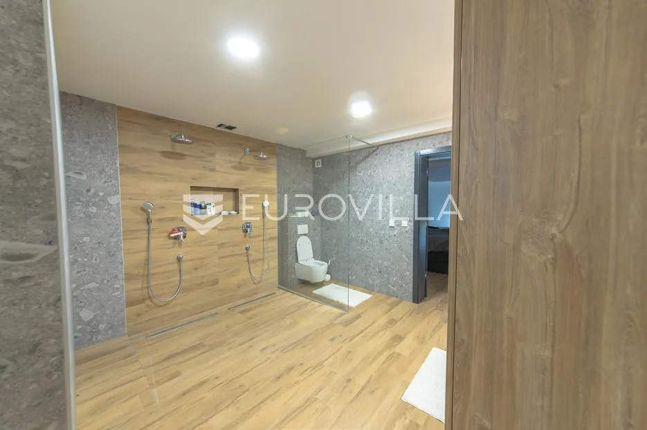 Osijek, Cvjetno naselje, stan 165 m2 s dvorištem