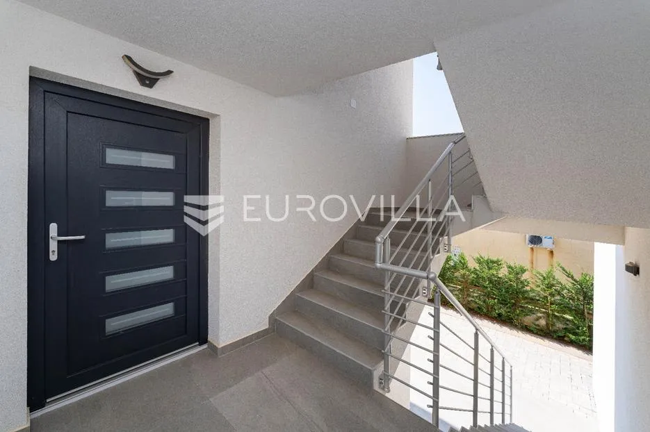 zadar, vir, luksuzna villa sa šest stambenih jedinica, samo 250m od mora - slika 31