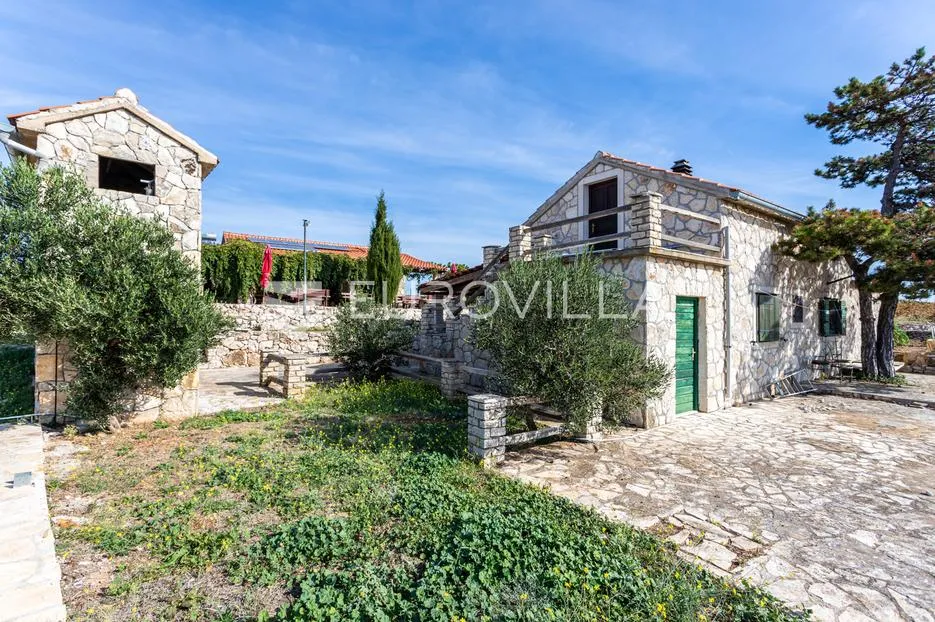 hvar, veliko lijepo imanje s tri kuće na parceli od 32500 m2 - slika 2